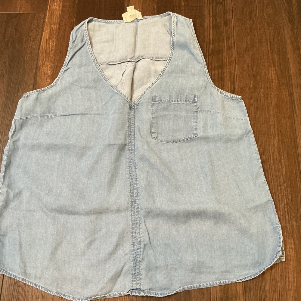 Everly Sleeveless Chambray Tank LightBlue V-Neck Pocket M Minimalist 100% Lyncel